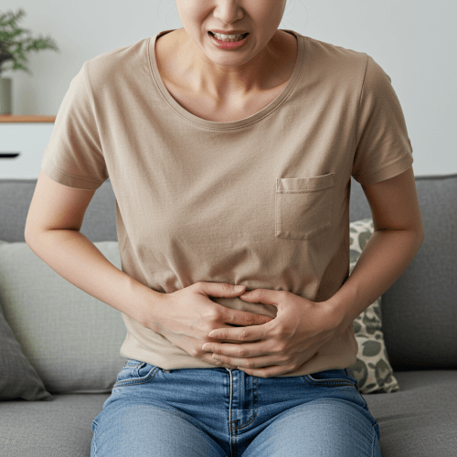 내 몸을 지키는 소중한 정보! 췌장암, 우리가 꼭 알아야 할 모든 것 (원인, 증상부터 최신 치료까지 꼼꼼하게!) 3 췌장암의 대표적인 증상 중 하나인 '복통'을 표현하는 이미지
