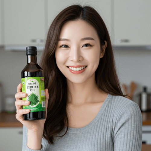기적의 들기름! 효능 & 똑똑한 섭취 가이드! (하루 한 스푼 5ml의 힘!) 6 건강하고 활기찬 모습의 20대 중반 여성이 들기름 병을 들고 카메라를 향해 밝게 미소 짓는 모습