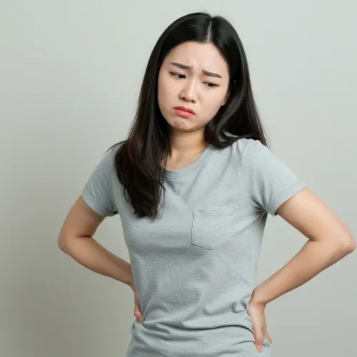 신장결석 증상과 치료방법, 예방법 2 옆구리 또는 허리 통증을 호소하는 사람의 모습